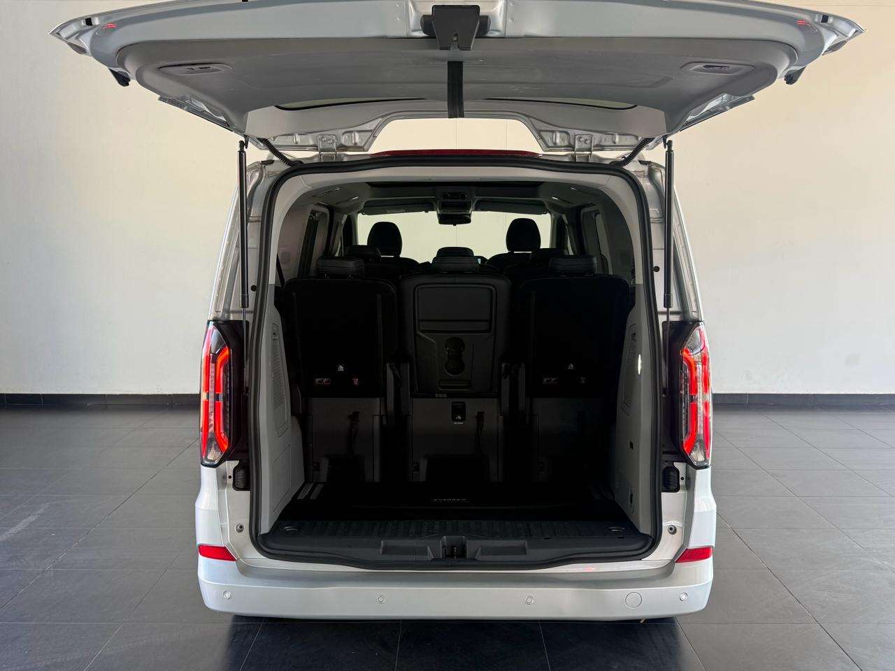 2026 Ford Tourneo image 8
