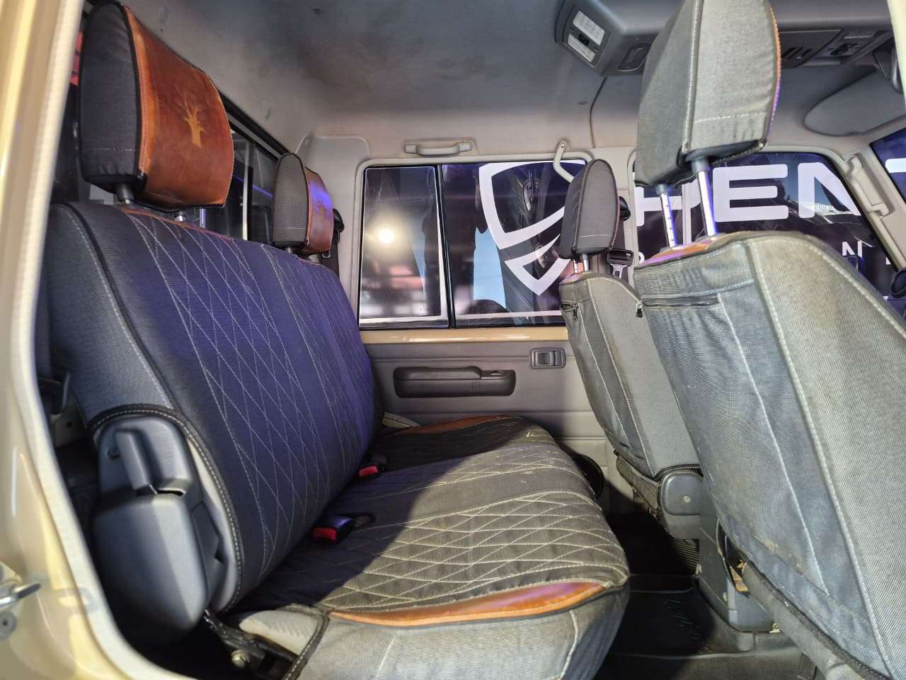 2013 Toyota Land Cruiser image 15