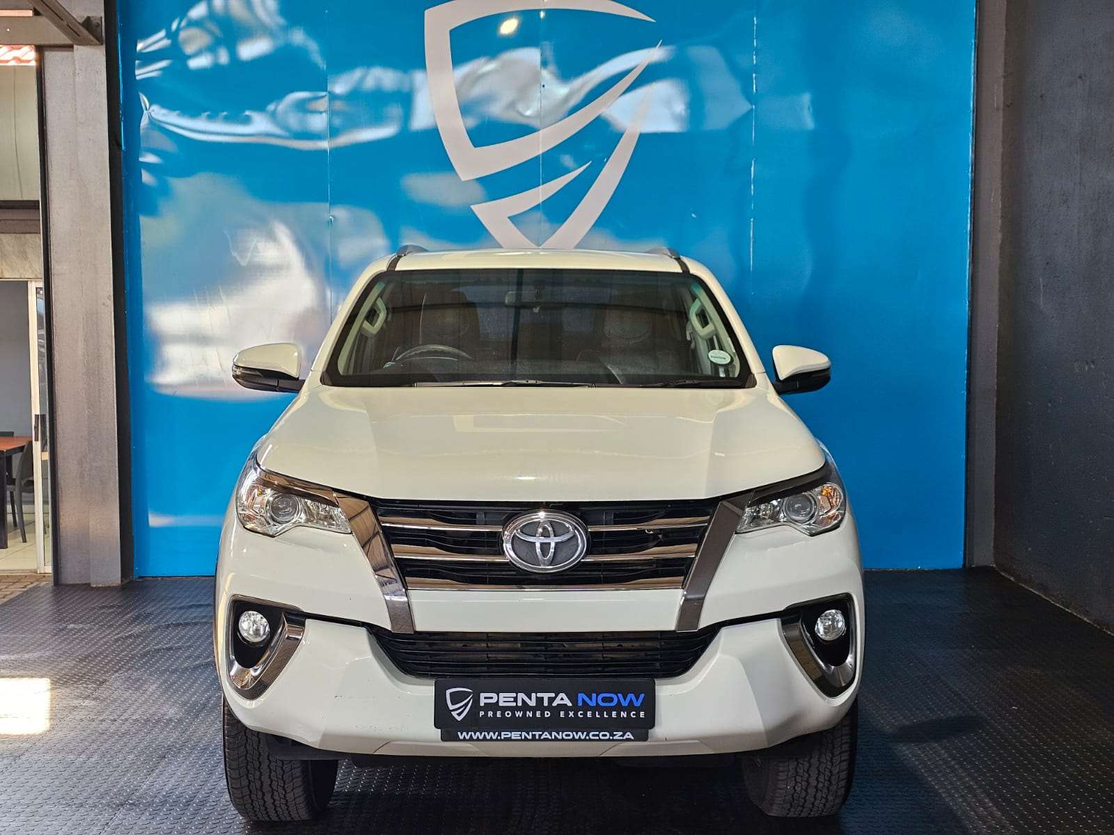 2018 Toyota Fortuner image 2