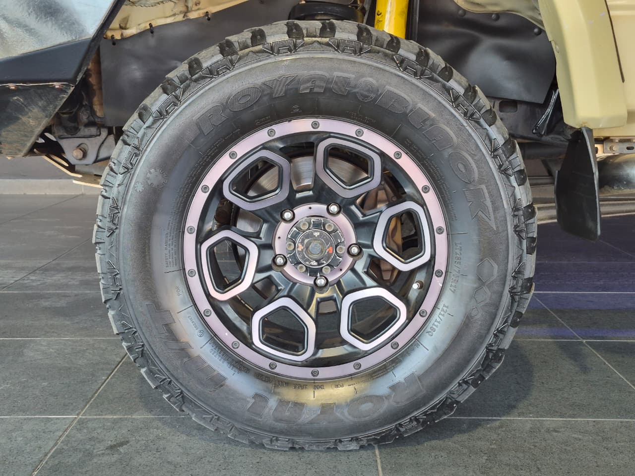 2013 Toyota Land Cruiser image 11