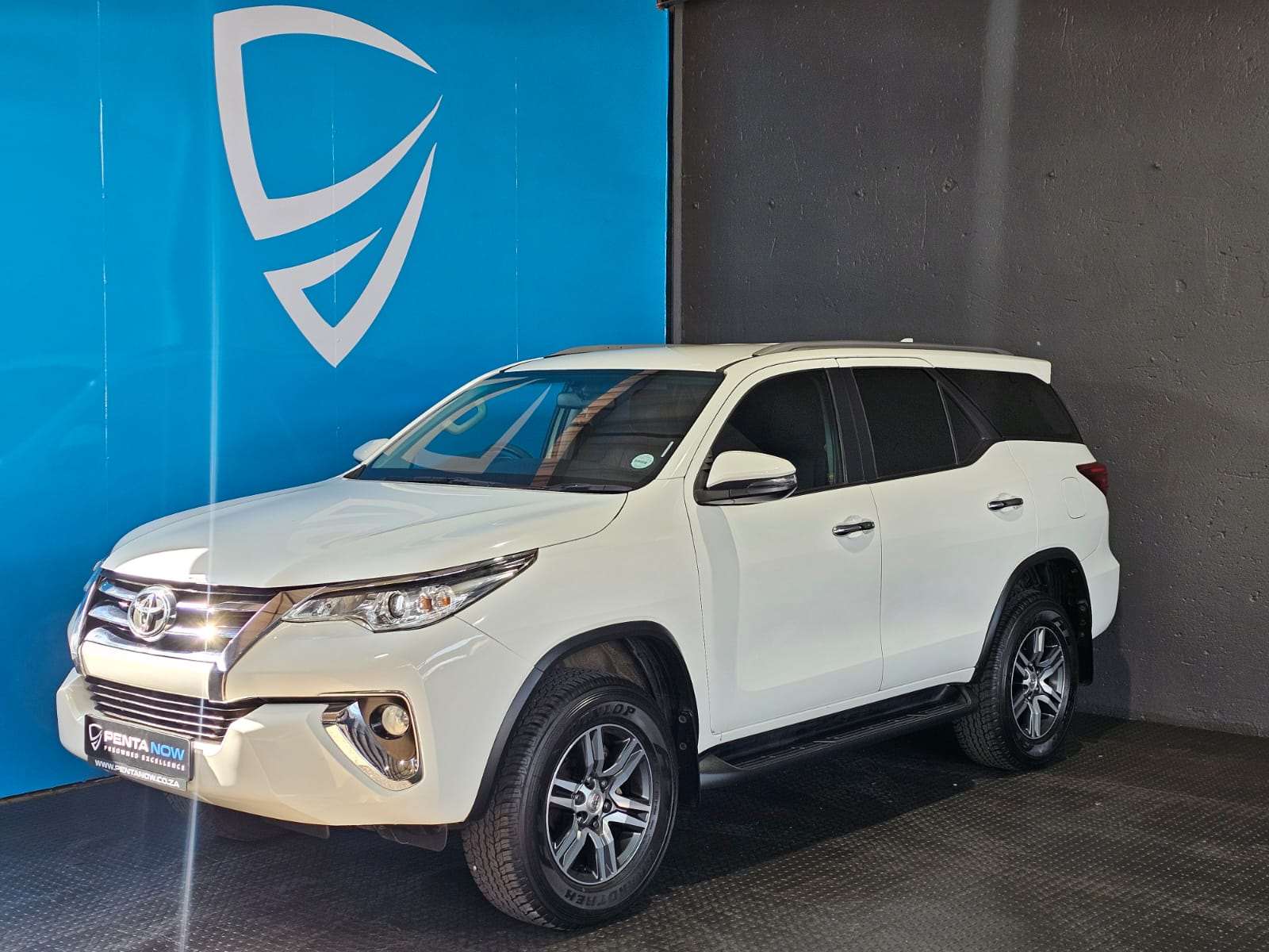 2018 Toyota Fortuner image 3
