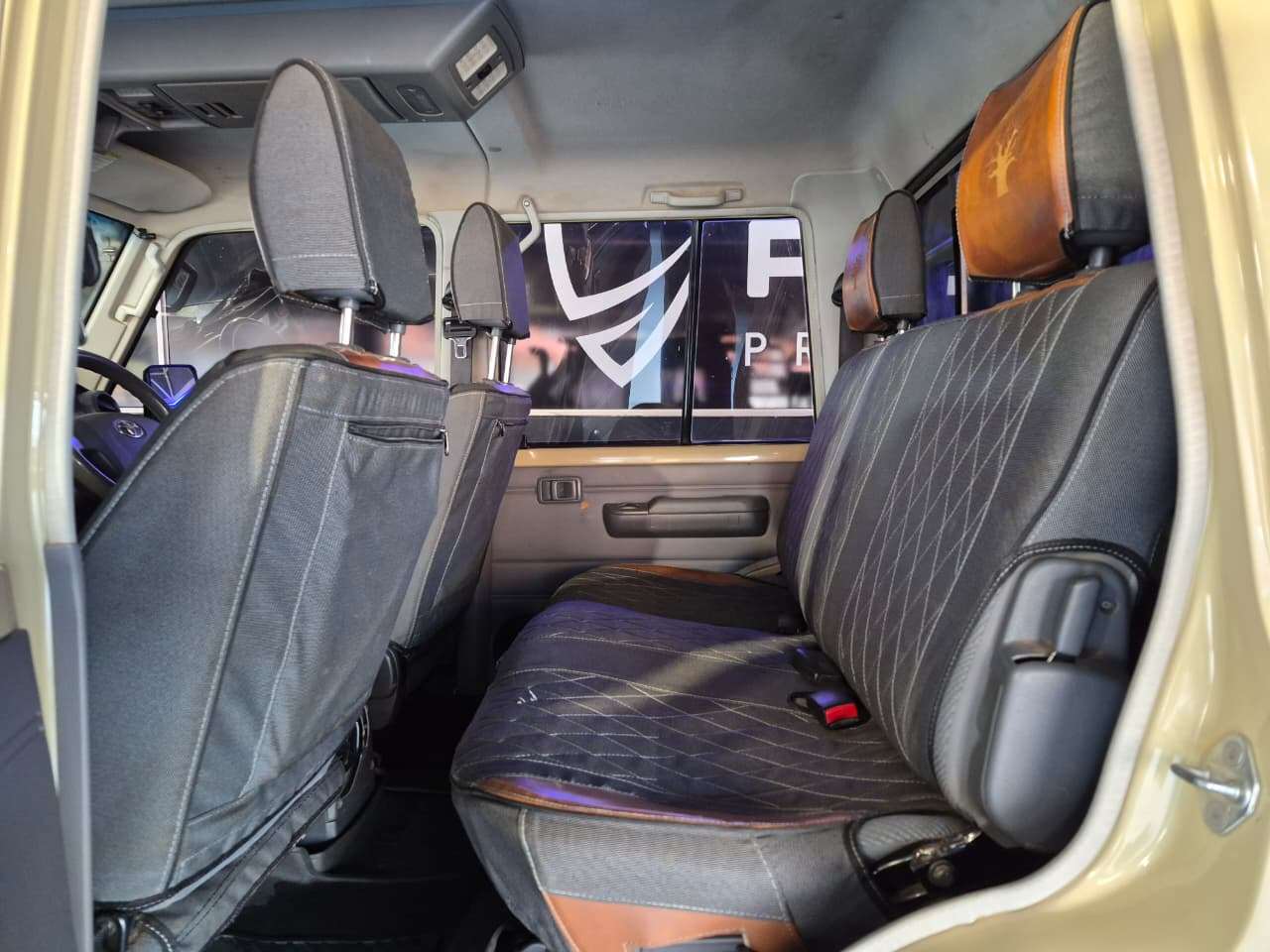 2013 Toyota Land Cruiser image 13