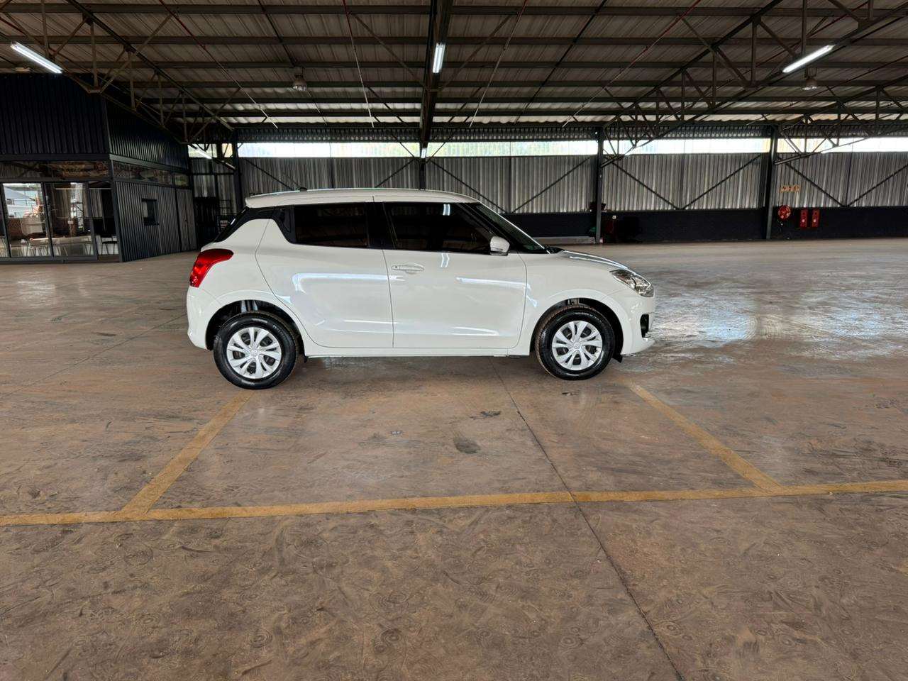 2022 Suzuki Swift image 2