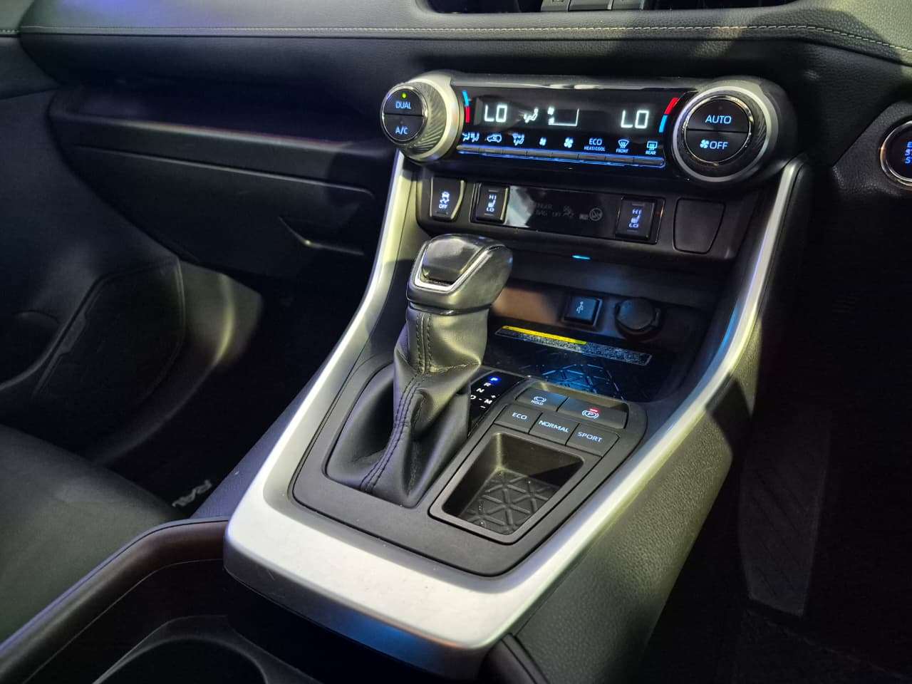 2020 Toyota Rav4 image 9