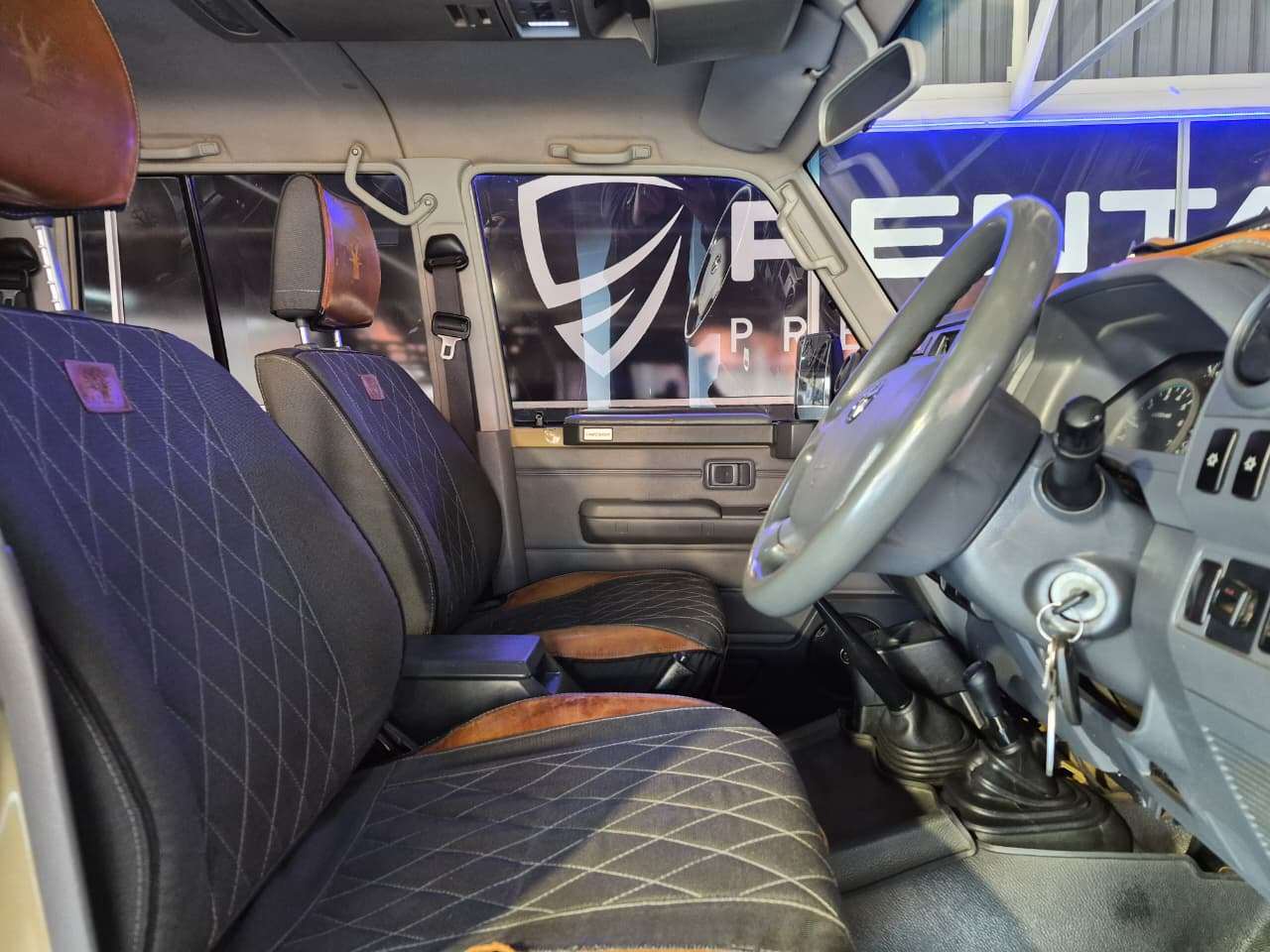 2013 Toyota Land Cruiser image 14